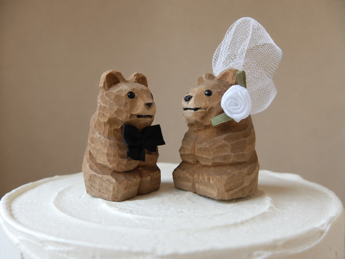 Brown Bear Grizzly hand-carved wooden cake topper by Selsela, bride and groom pair on a wedding cake