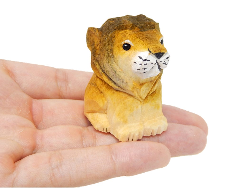 Hand-Carved Wooden Ornament Lion Figurine: Miniature Big Cat Sculpture Wildlife Home Décor