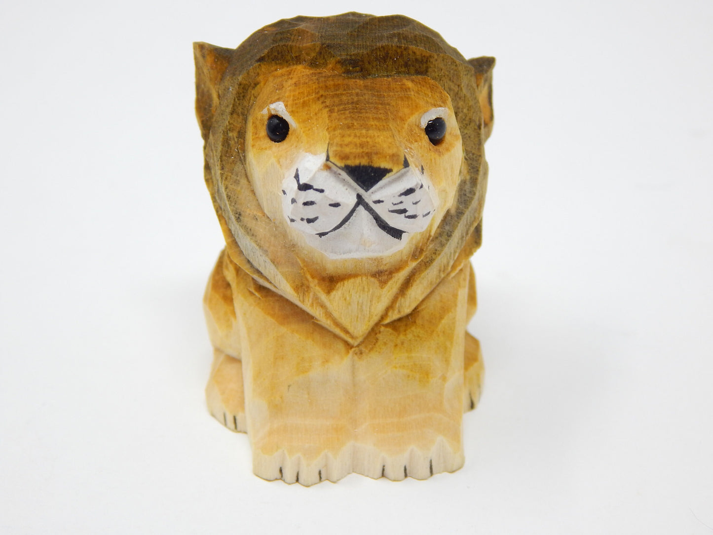 Hand-Carved Wooden Ornament Lion Figurine: Miniature Big Cat Sculpture Wildlife Home Décor