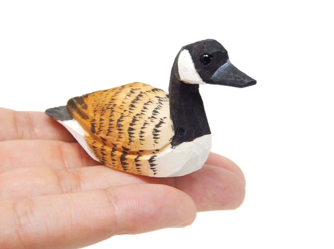 Canada Goose Figurine Decoration Miniature Handmade Wooden Statue Duck Art Decoy Carved Bird Geese Branta Small Animals Collectible