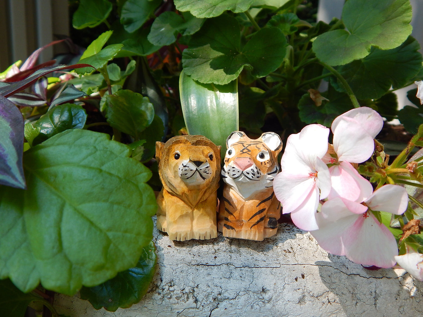 Hand-Carved Wooden Ornament Lion Figurine: Miniature Big Cat Sculpture Wildlife Home Décor