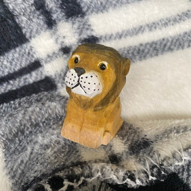 Hand-Carved Wooden Ornament Lion Figurine: Miniature Big Cat Sculpture Wildlife Home Décor