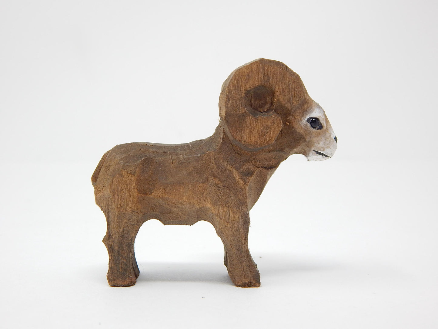 Hand-Carved Wooden Ram Ornament – Rustic Big Horn Holiday Hanging Decor Figurine