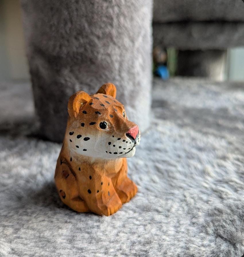 Hand-Carved Wooden Leopard Ornament: Miniature Decorative Collectible Figurine