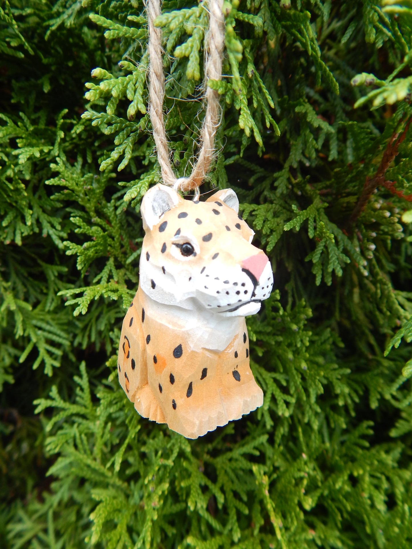 Hand-Carved Wooden Leopard Ornament: Miniature Decorative Collectible Figurine