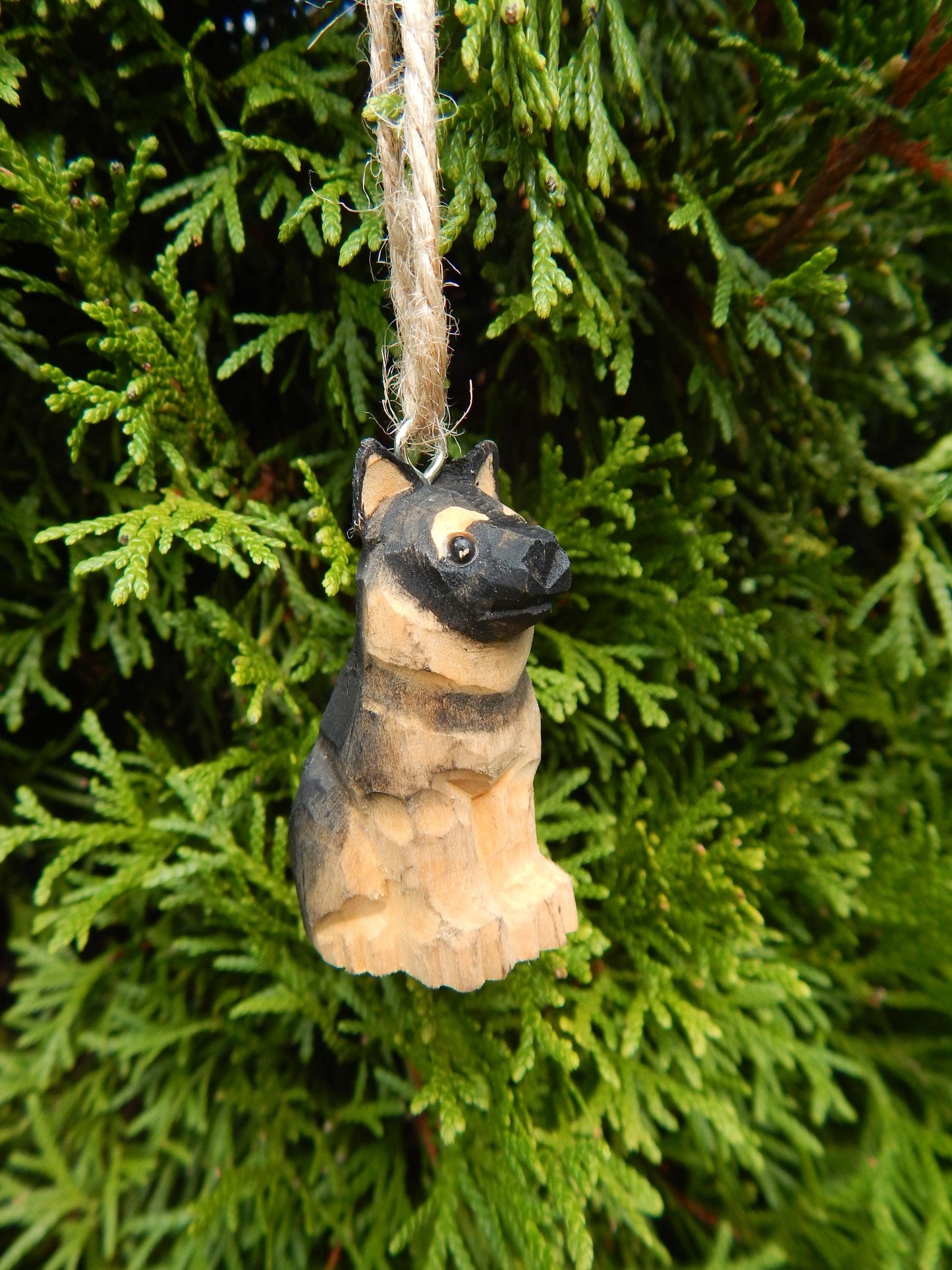 Hand-Carved Wooden German Shepherd Ornament – Mini Dog Figurine Decor