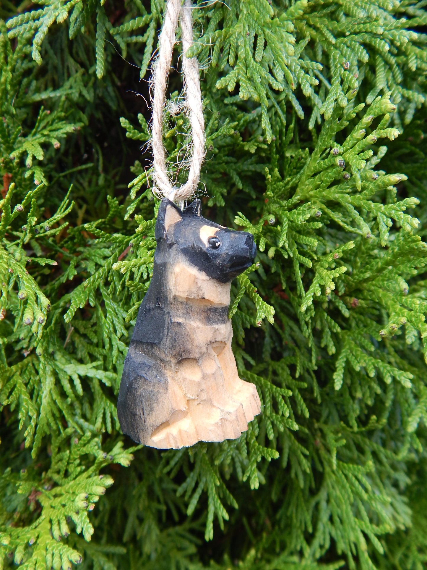 Hand-Carved Wooden German Shepherd Ornament – Mini Dog Figurine Decor
