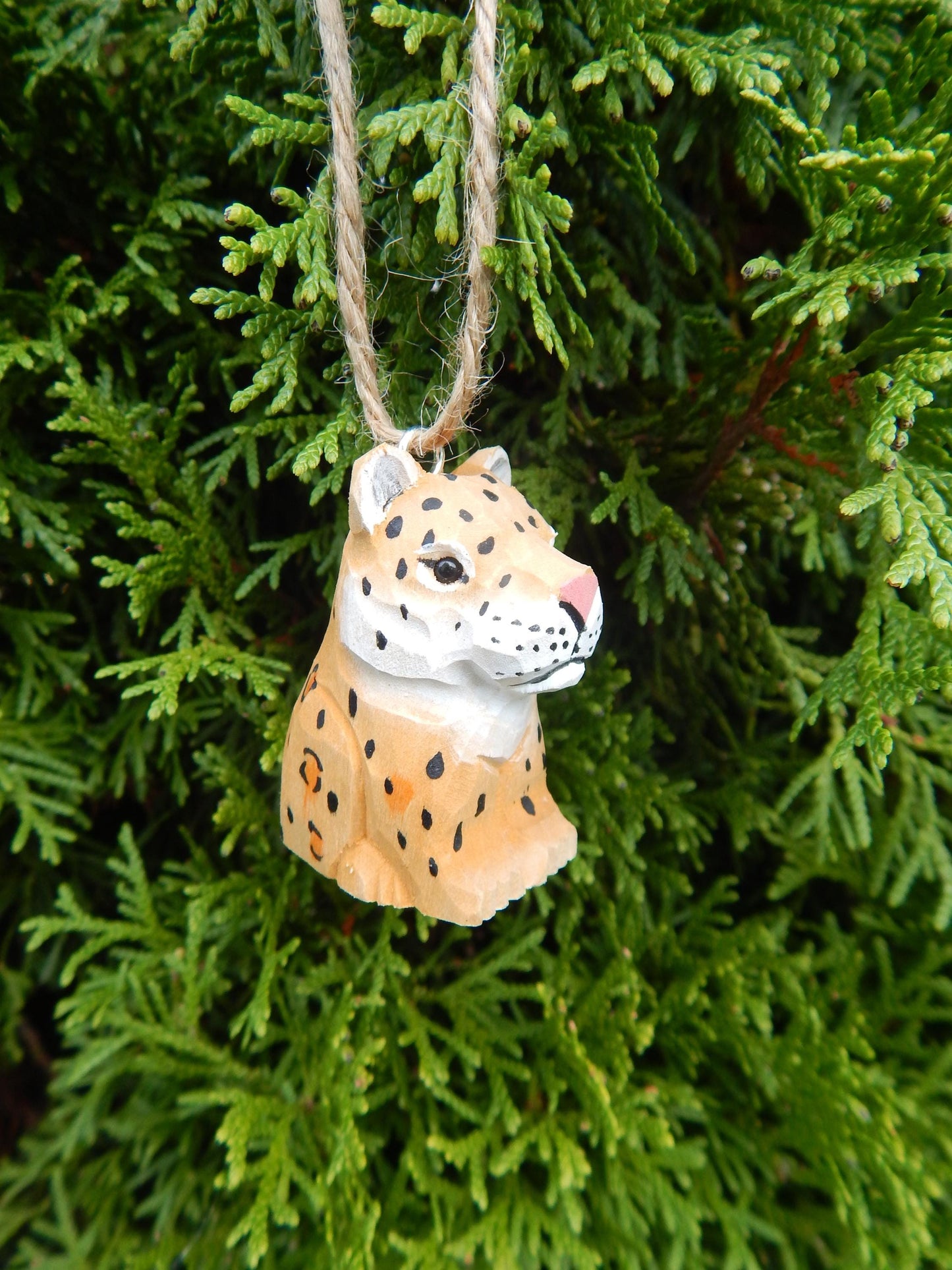 Hand-Carved Wooden Leopard Ornament: Miniature Decorative Collectible Figurine