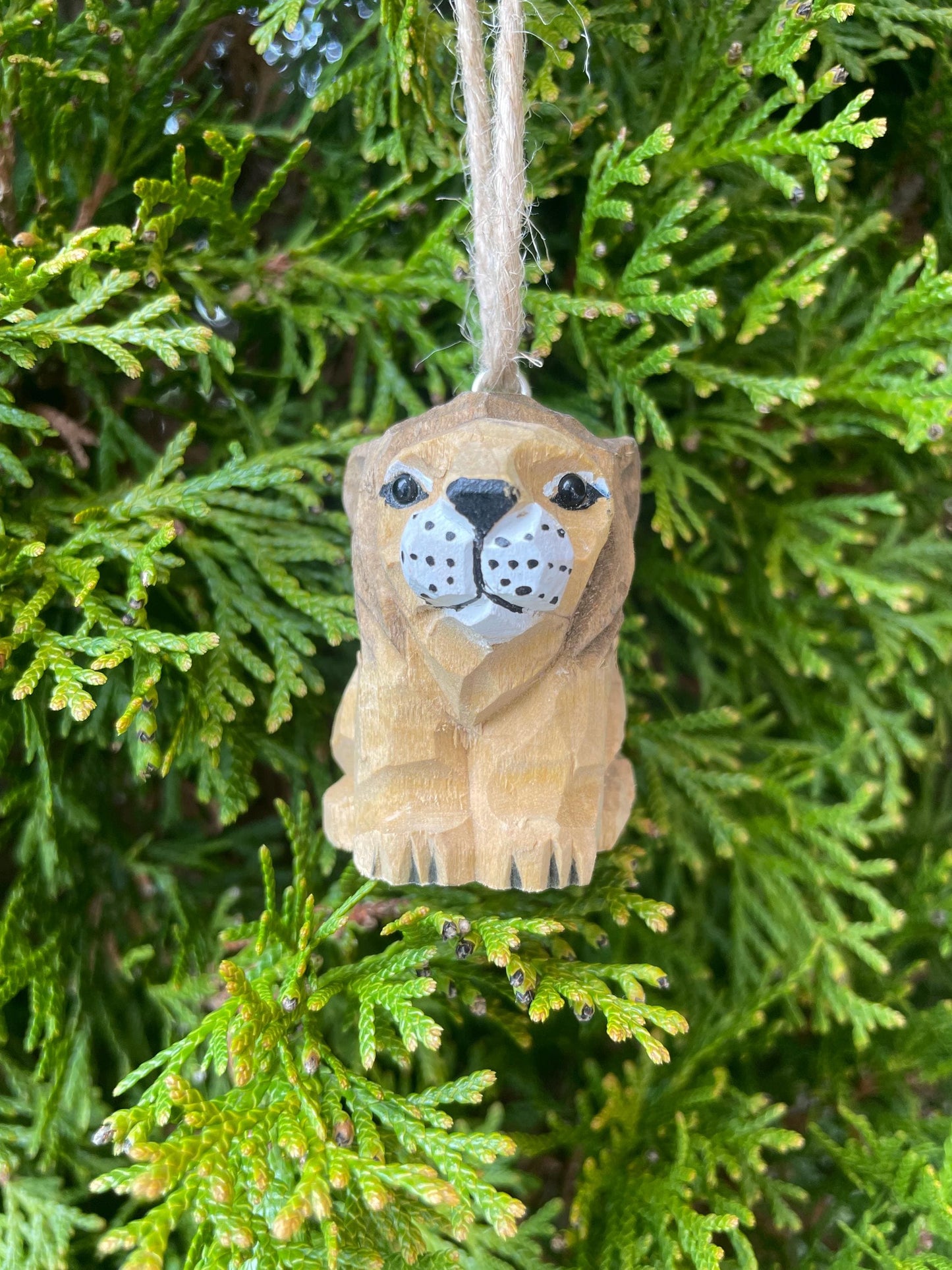 Hand-Carved Wooden Ornament Lion Figurine: Miniature Big Cat Sculpture Wildlife Home Décor