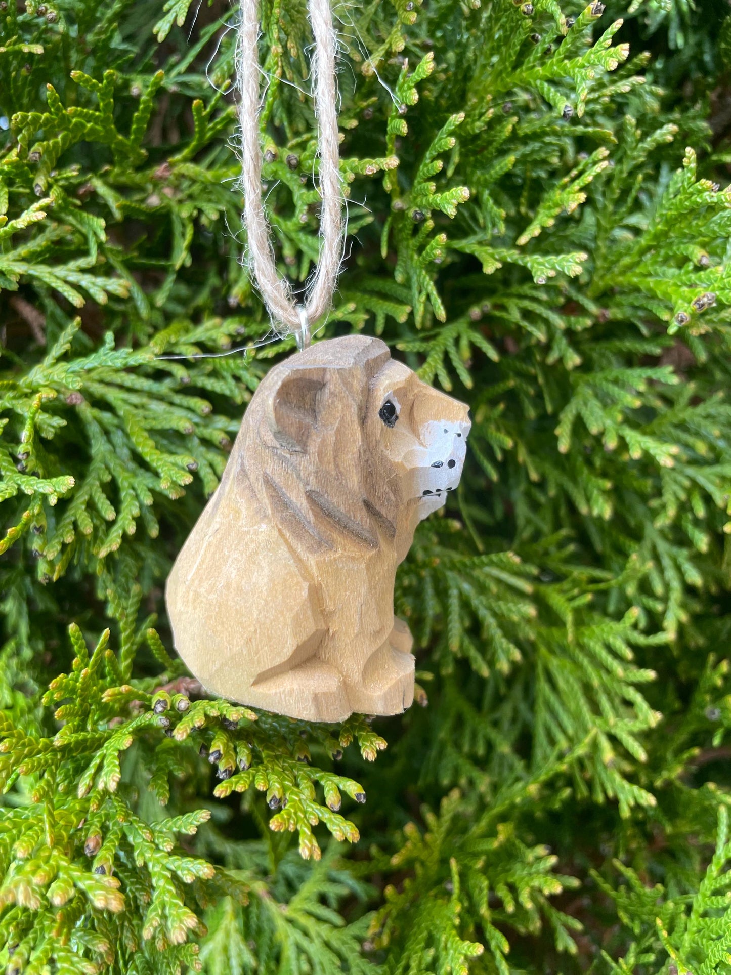 Hand-Carved Wooden Ornament Lion Figurine: Miniature Big Cat Sculpture Wildlife Home Décor