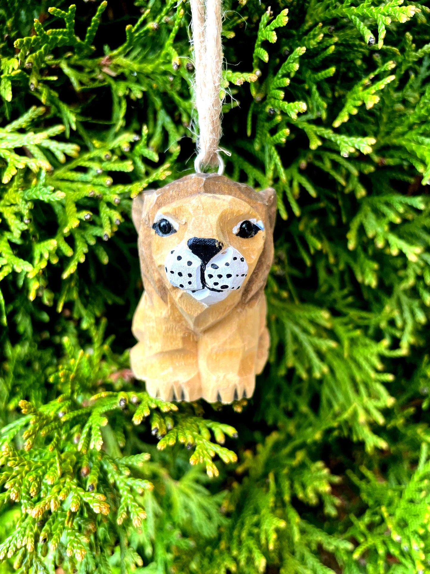 Hand-Carved Wooden Ornament Lion Figurine: Miniature Big Cat Sculpture Wildlife Home Décor