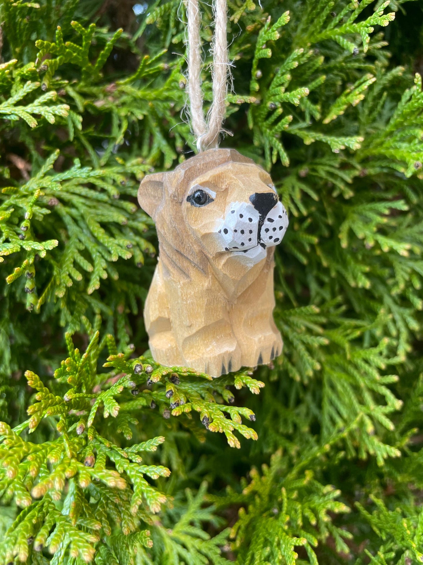 Hand-Carved Wooden Ornament Lion Figurine: Miniature Big Cat Sculpture Wildlife Home Décor