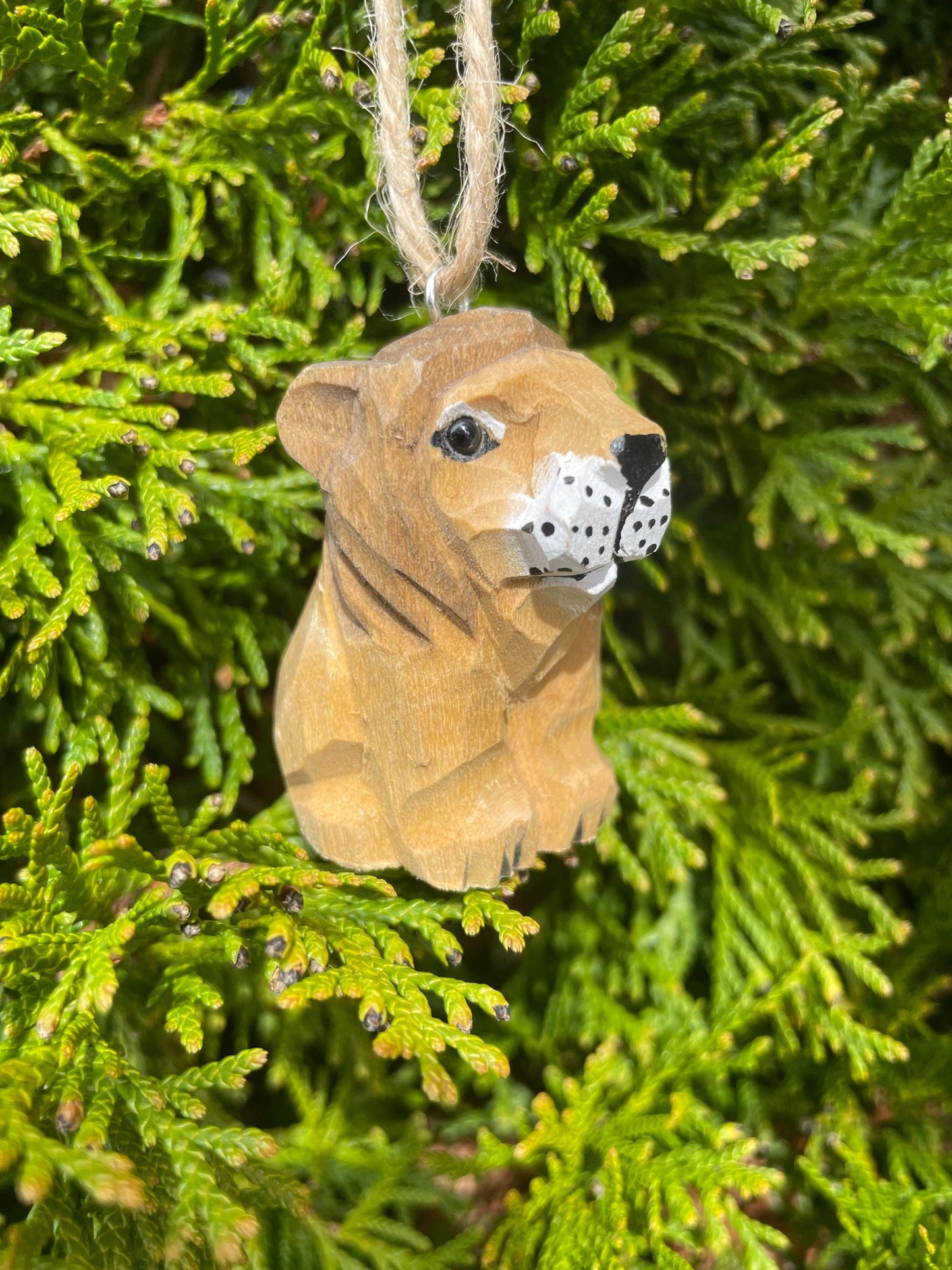 Hand-Carved Wooden Ornament Lion Figurine: Miniature Big Cat Sculpture Wildlife Home Décor