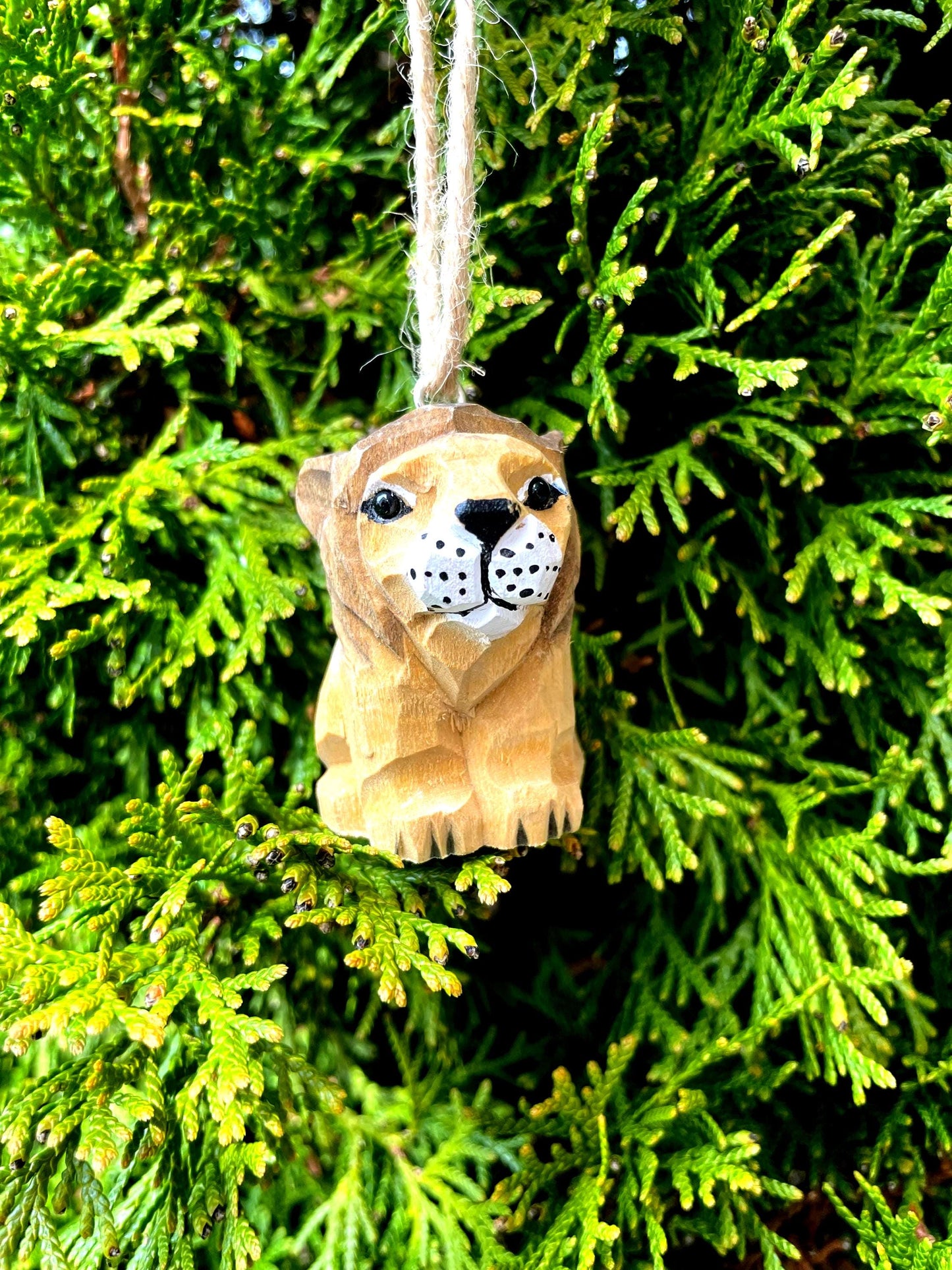 Hand-Carved Wooden Ornament Lion Figurine: Miniature Big Cat Sculpture Wildlife Home Décor